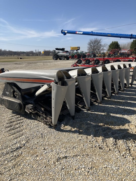 2001 Gleaner HUGGER 830