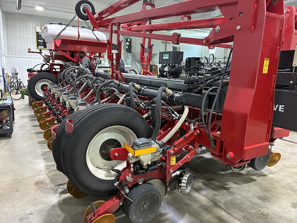 2019 White Planter 9824VE