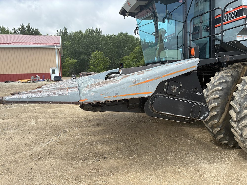 1996 Gleaner HUGGER 630