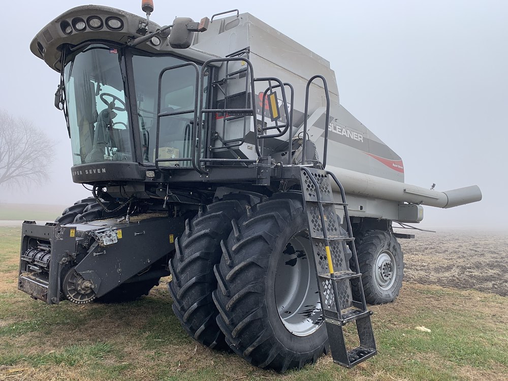  Gleaner S77